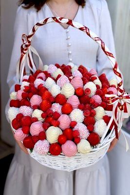 Корзина с клубникой и малиной "Малиновый закат"