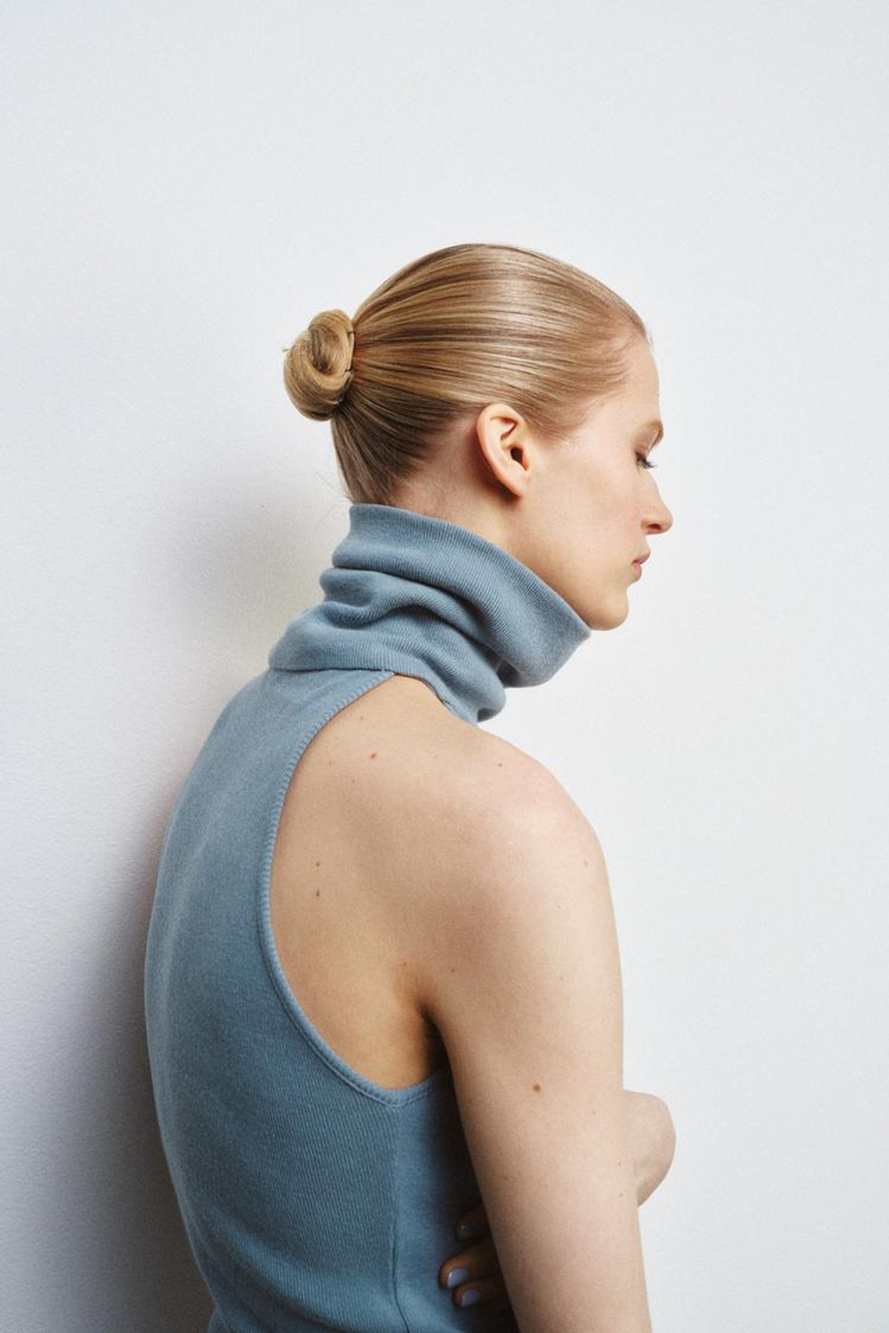 ZARA ТОП С ВЫСОКИМ ВОРОТНИКОМ БЕЗ РУКАВОВ, ГОЛУБОЙ