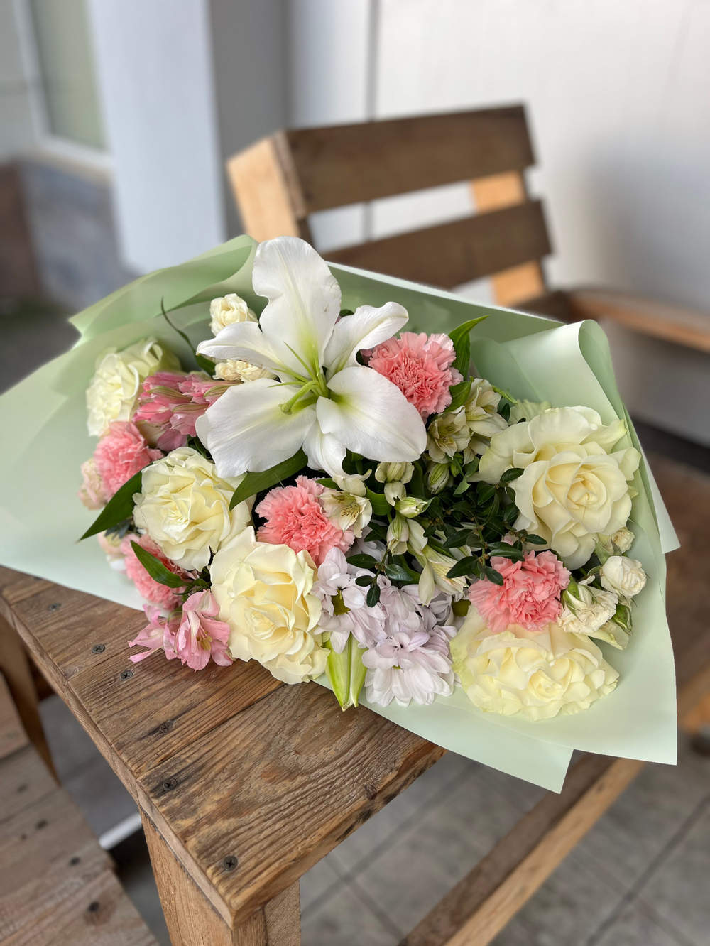 Пышный букет с лилией и французскими розами