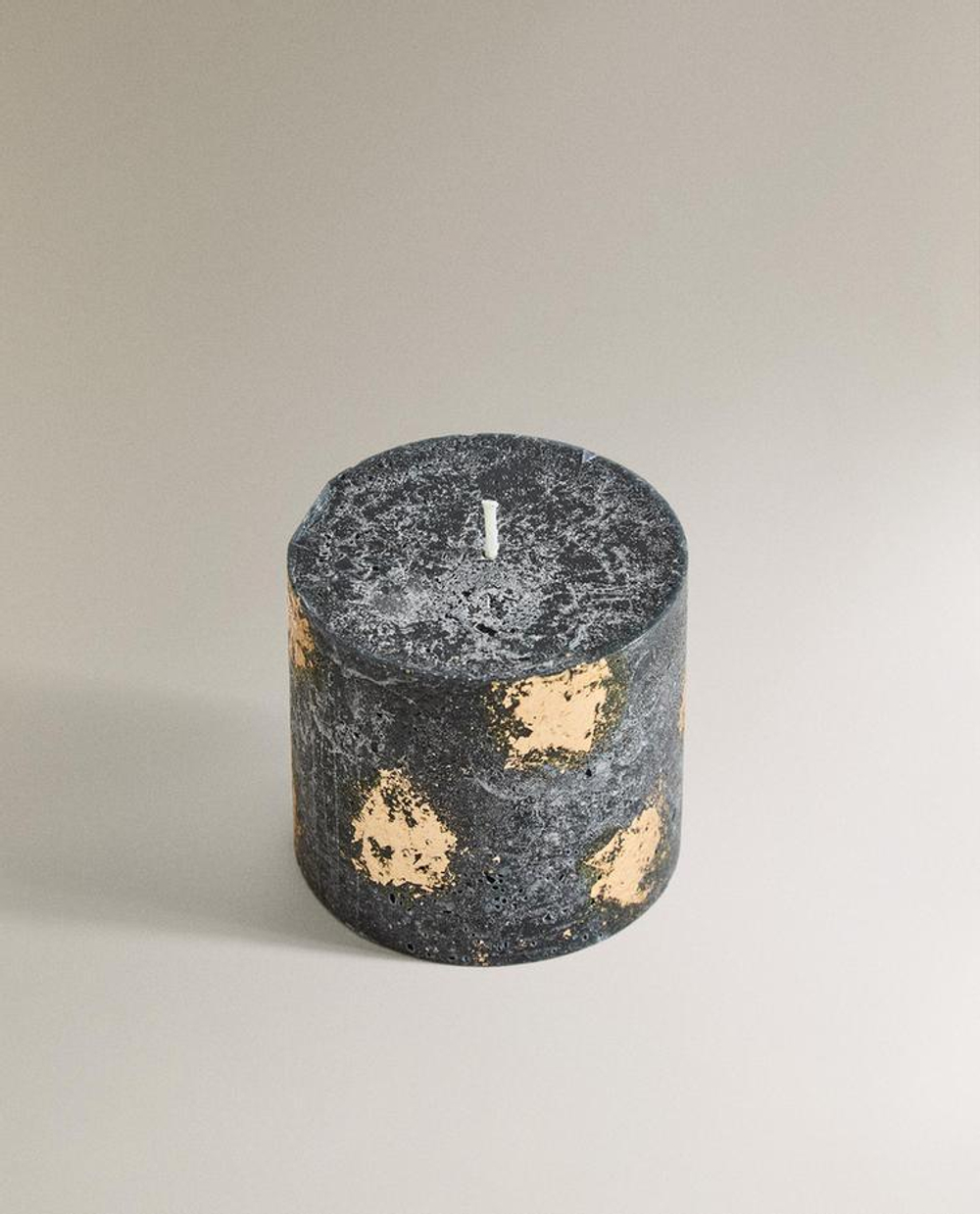 ZARA HOME МАЛЕНЬКАЯ АРОМАТИЧЕСКАЯ СВЕЧА WINTER CYPRESS ЦИЛИНДРИЧЕСКОЙ ФОРМЫ