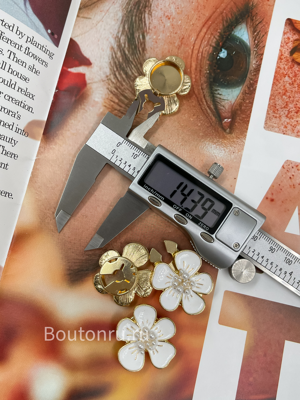 Накладка на пуговицу золотистая с белой эмалью в форме цветка с жемчугом (клипса)