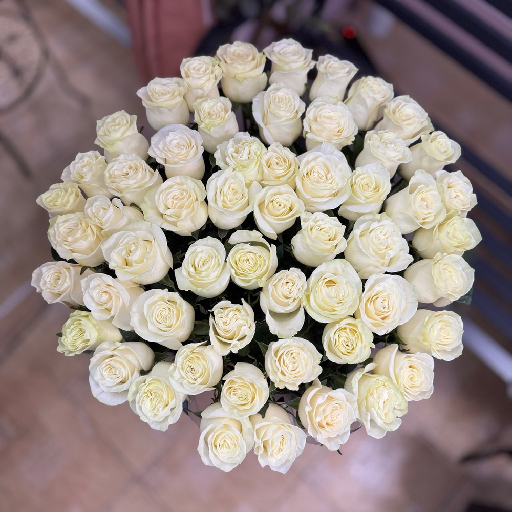 Композиция с 55 белыми розами сорта "Мондиаль" (Эквадор 60 см)