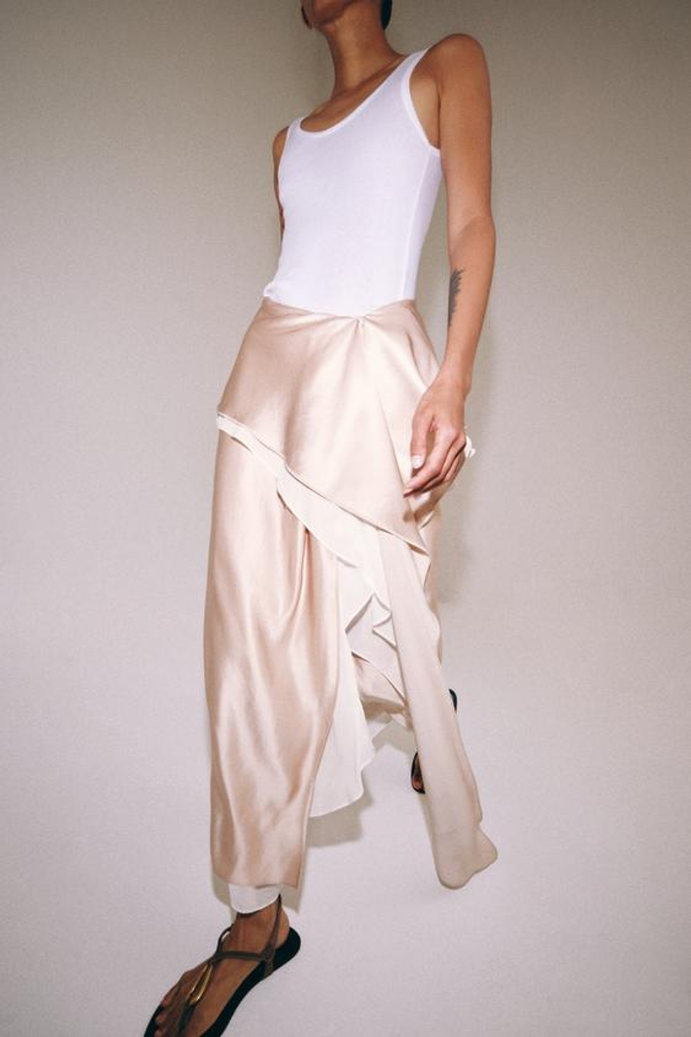 ZARA АТЛАСНАЯ СТРУЯЩАЯСЯ ЮБКА — ZW COLLECTION, ТЕЛЕСНО-РОЗОВЫЙ