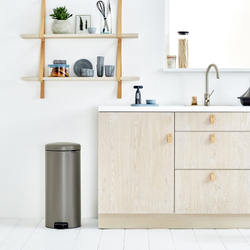 Ведро Brabantia NewIcon 30л платиновое в интерьере