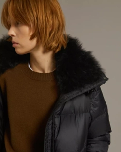 ПУХОВИК С ВОРОТНИКОМ ИЗ ДЛИННОВОРСОВОГО ЯГНЕНКА