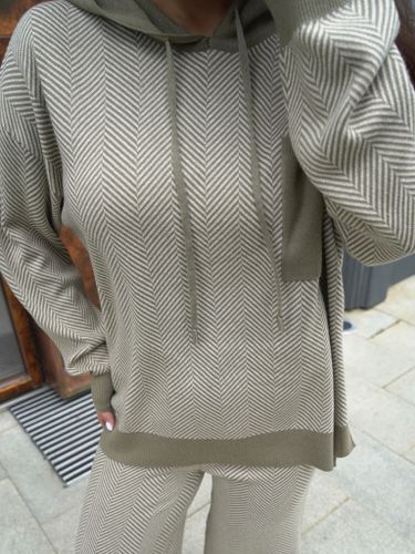 Оливковый трикотажный костюм в полоску