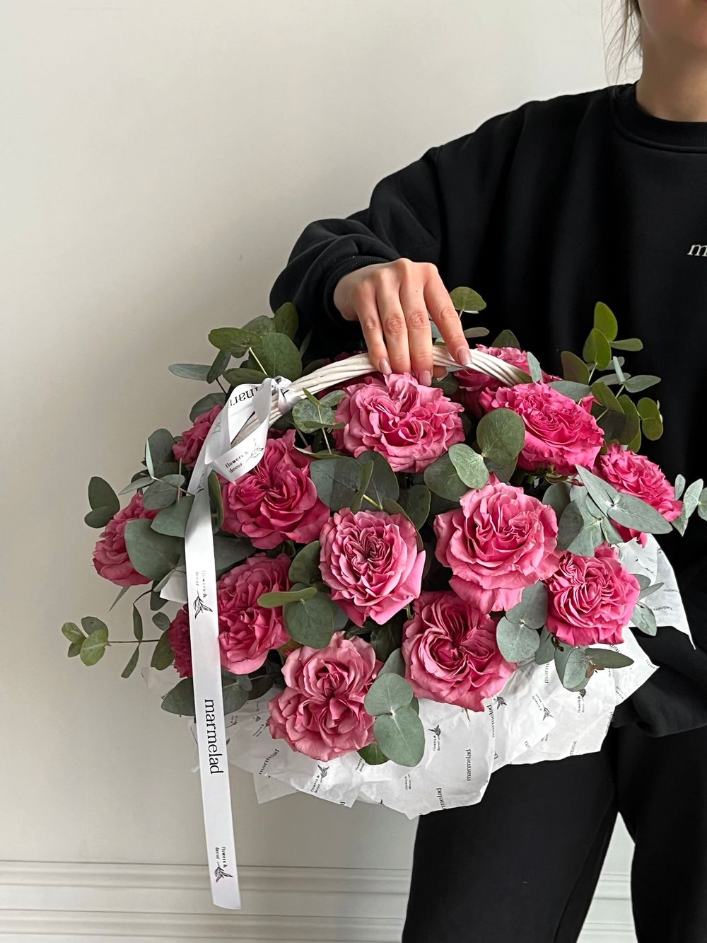 предзаказ - цветочная корзина из роз Кантри и эвкалипта размер M