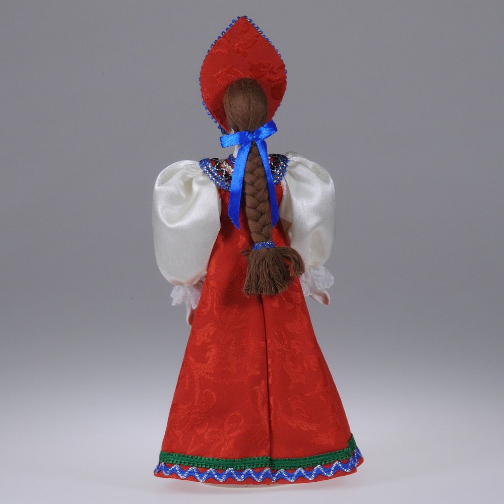 Сувенирная кукла в маленьком прямом кокошнике
