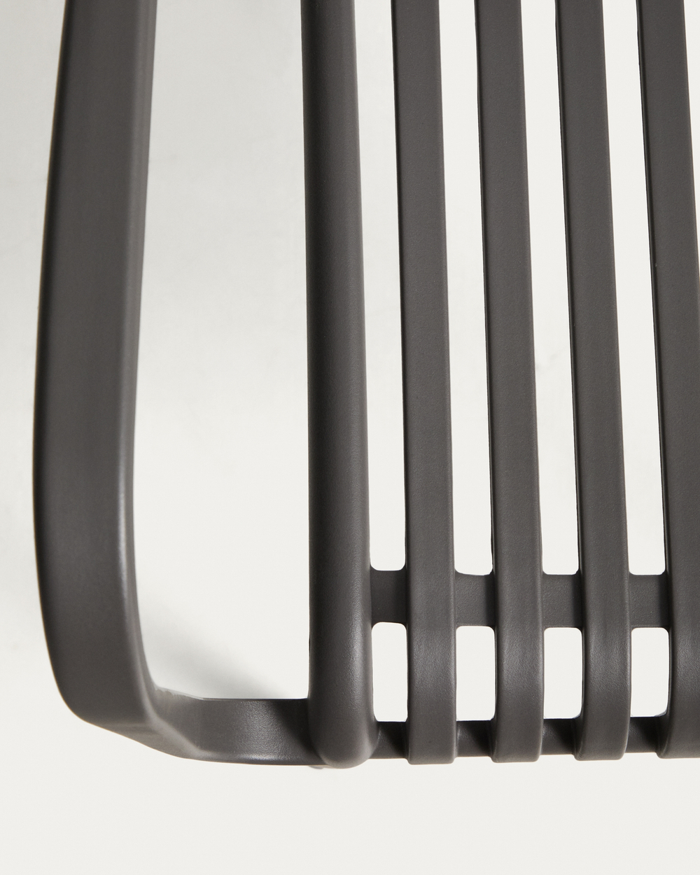 Уличный стул Isabellini из пластика графитового цвета