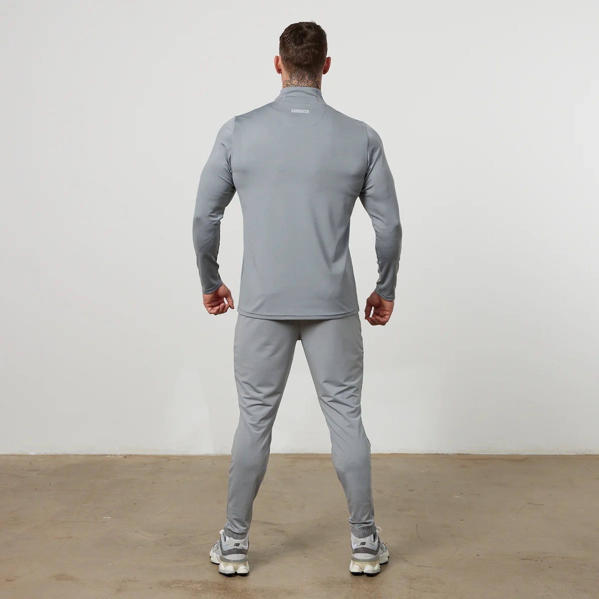 Лонгслив VANQUISH Essential Performance Zip Long Grey