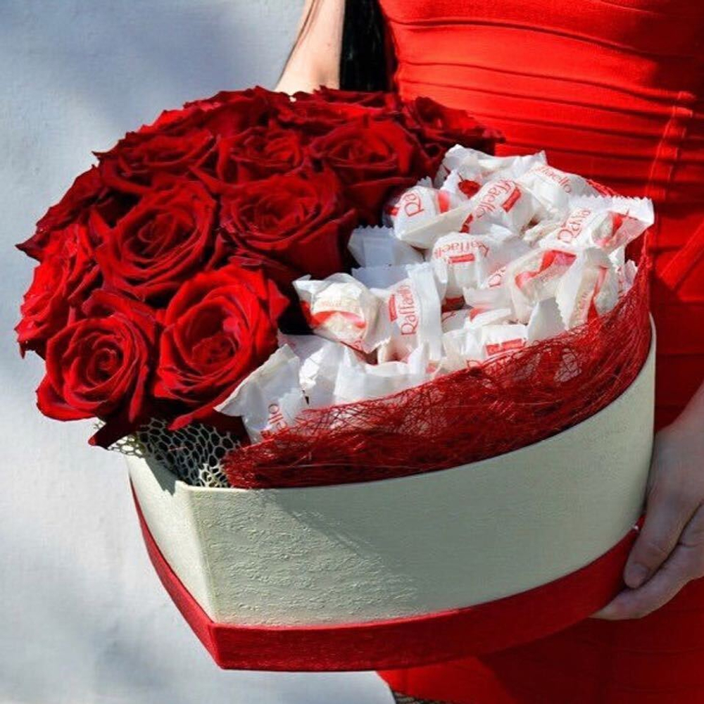 Коробка с цветами и конфетами