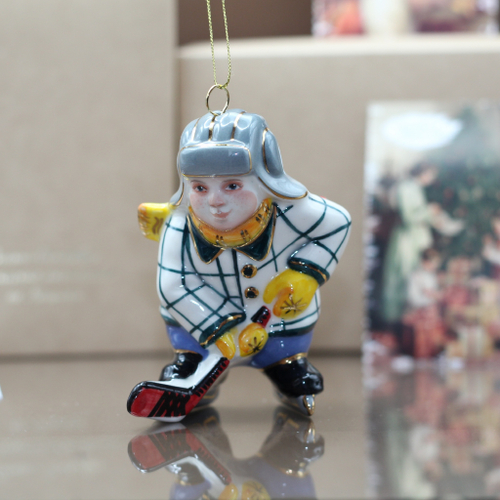 Фарфоровая игрушка/статуэтка Хоккеист
