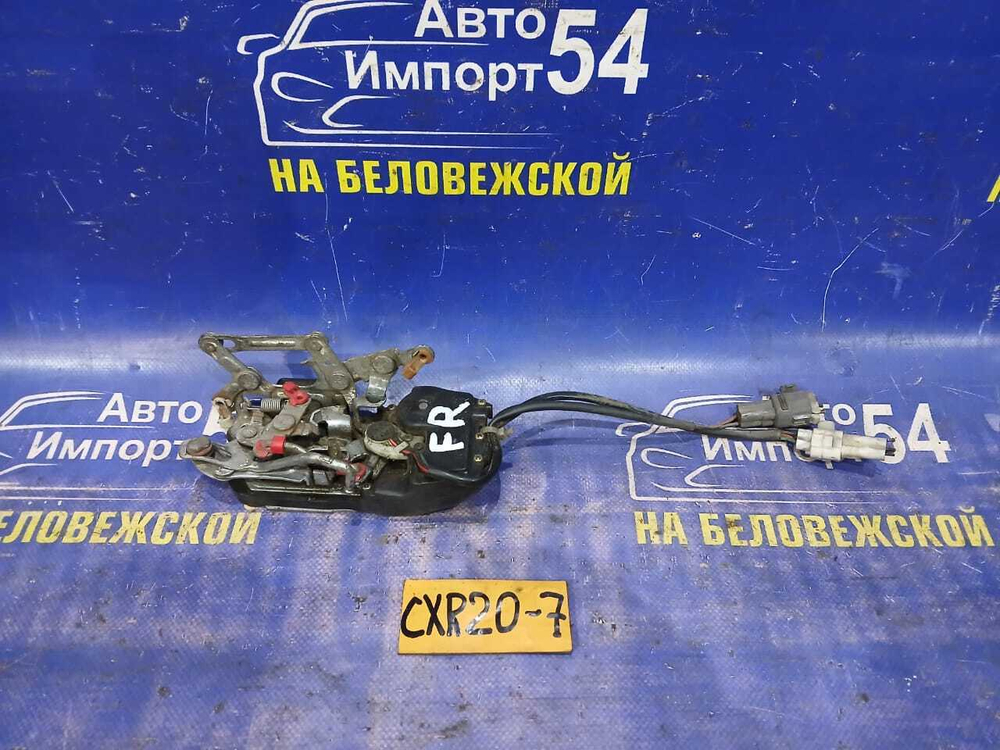 Замок двери передней правой TOYOTA ESTIMA 1995