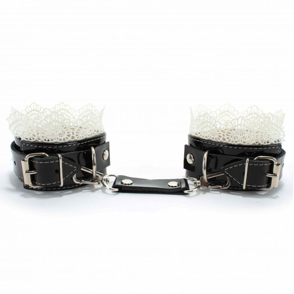Изысканные чёрные наручники с белым кружевом (Цвет: черный с белым)