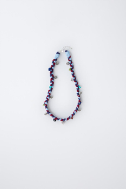 ZARA ПЛЕТЕНОЕ ОЖЕРЕЛЬЕ С ПОДВЕСКАМИ В ВИДЕ ЦВЕТОВ, ЧЕРНИЛЬНО-СИНИЙ
