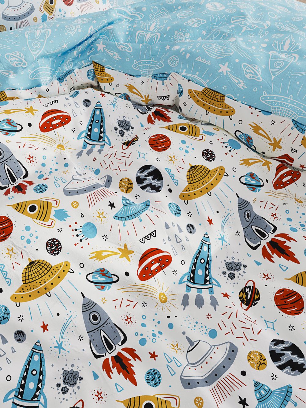 Постельное белье Сказка "Alien/Alien (компаньон)" 1,5-сп Наволочка 50х70 см 1 шт Простынь на резинке 90х200 см Пододеяльник 145х215 см,бязь