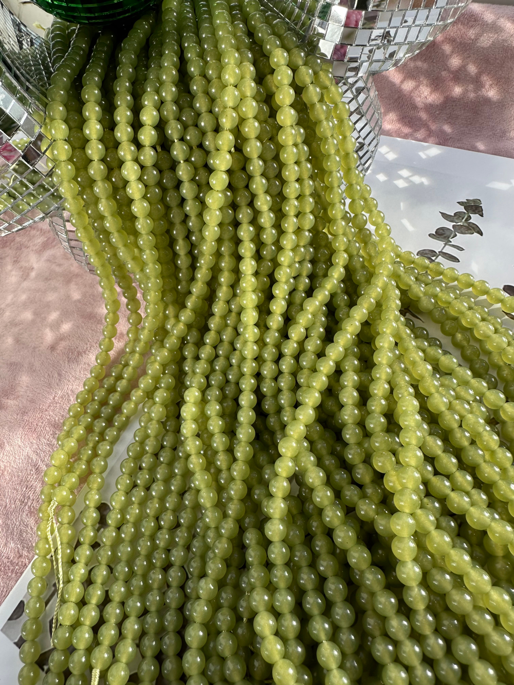 Нить бусин из тонированного кварца 6мм, гладкие