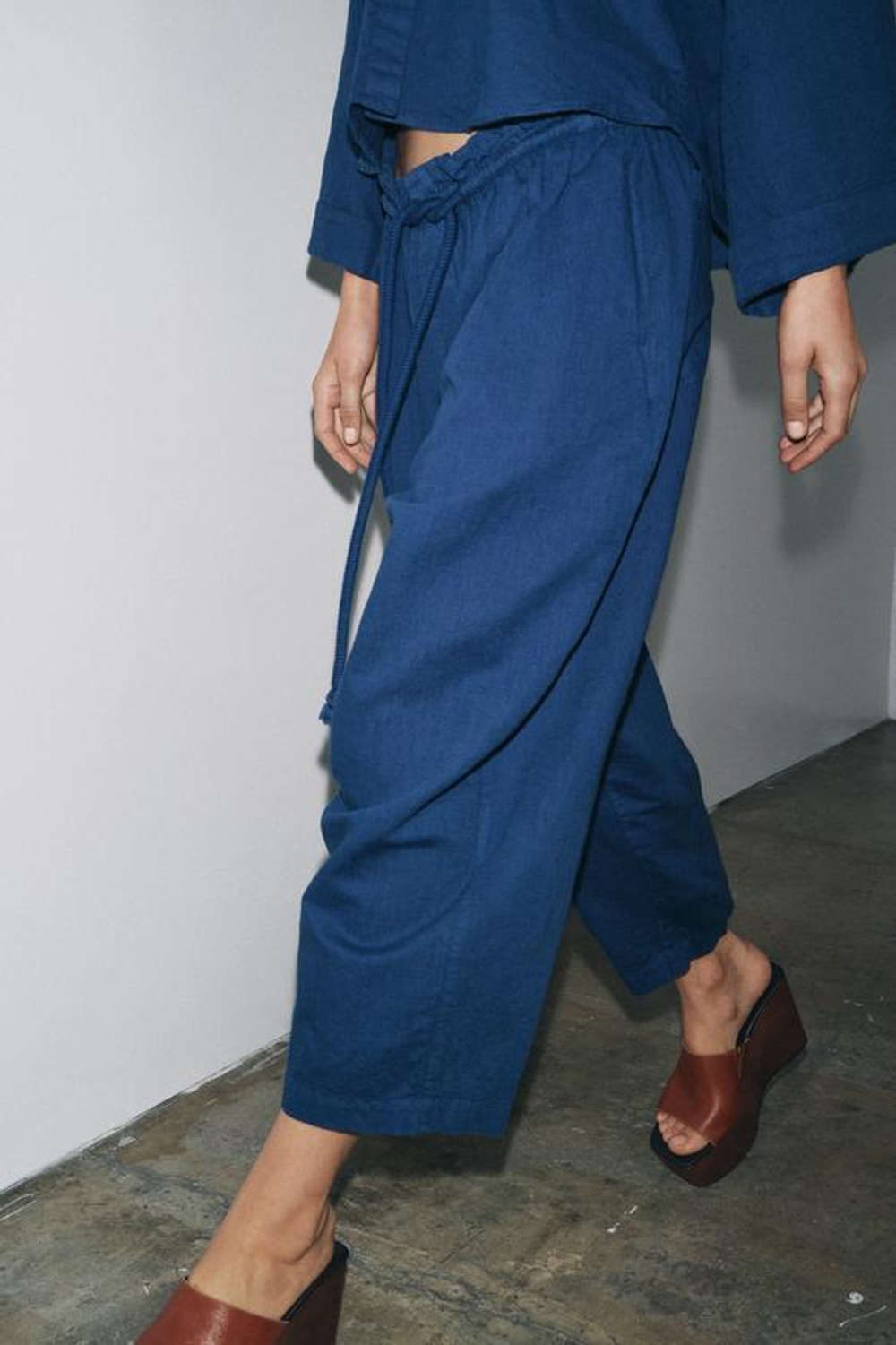 ZARA БРЮКИ ИЗ ЛЬНЯНОЙ ТКАНИ — ZW COLLECTION, ИНДИГО