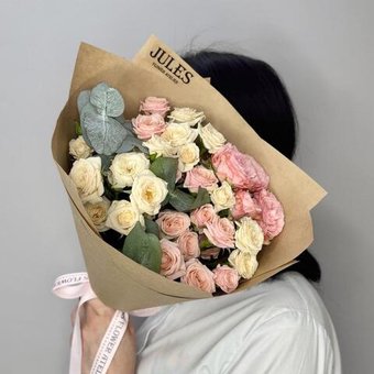 «Juliette» букет из кустовых роз и эвкалиптом