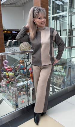 Бежевый комбинированный брючный костюм