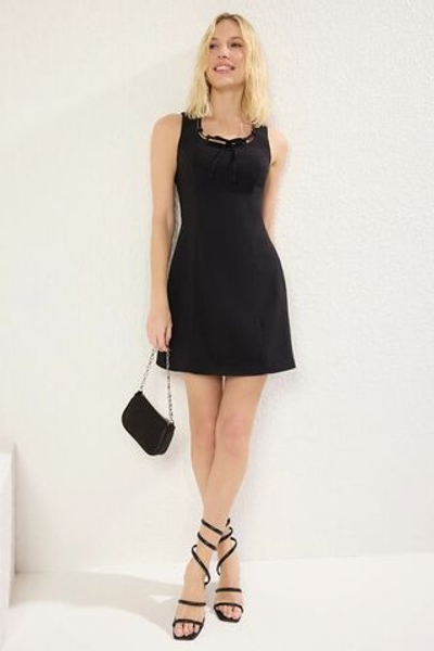 Черное прямое облегающее мини-платье с бантом TWOSS25EL00412