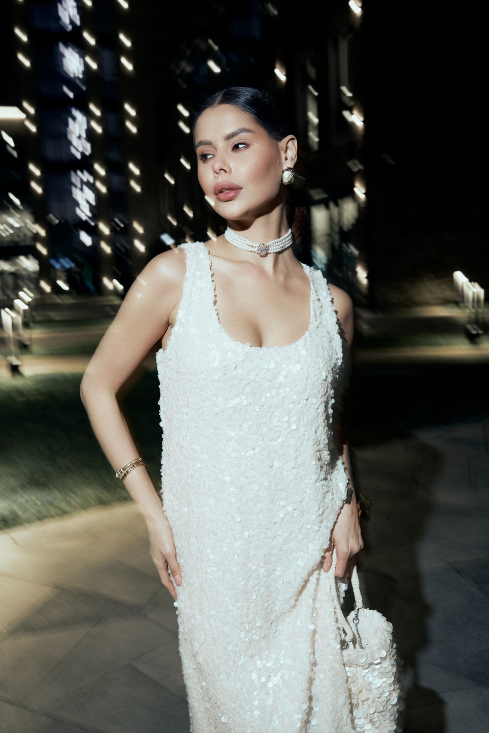 Платье в молочном цвете с пайетками