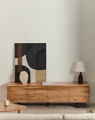 Тумба под телевизор Uxue с 4 дверцами из массива акации с беленой отделкой 200 x 58 см