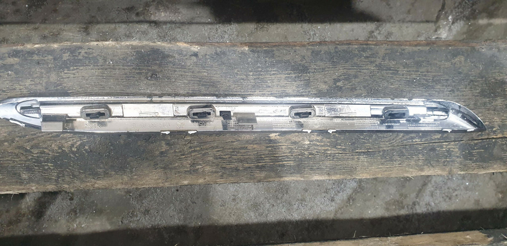 Молдинг решетки радиатора Mercedes E-Class W213 16-21 Б/У Оригинал A2138880373