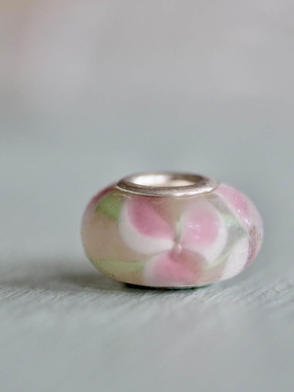 Бусина типа Пандора (Pandora) лэмпворк матовая светло-розовая с цветочками и листиками внутри