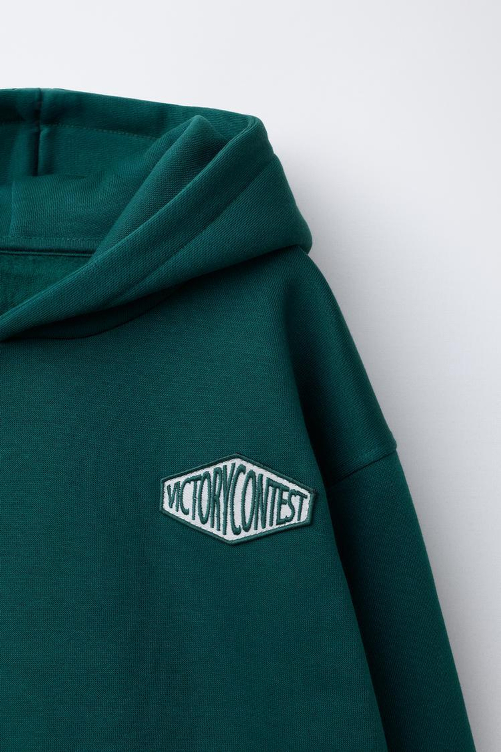 ZARA КОМПЛЕКТ ИЗ ТОЛСТОВКИ И БРЮК-ДЖОГГЕРОВ С НАШИВКОЙ, ЗЕЛЕНЫЙ