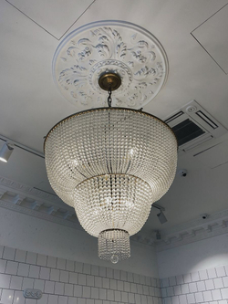 Роскошная люстра с каскадом жемчужных бусин на золотом основании ✨