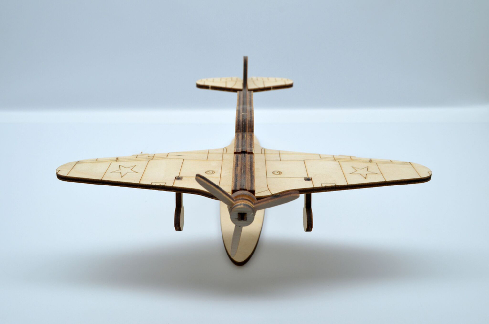 Модель-конструктор самолета из фанеры Як-9