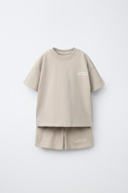 ZARA КОМПЛЕКТ ФУТБОЛКА И ШОРТЫ С НАДПИСЬЮ, ЗЕМЛЯНОЙ