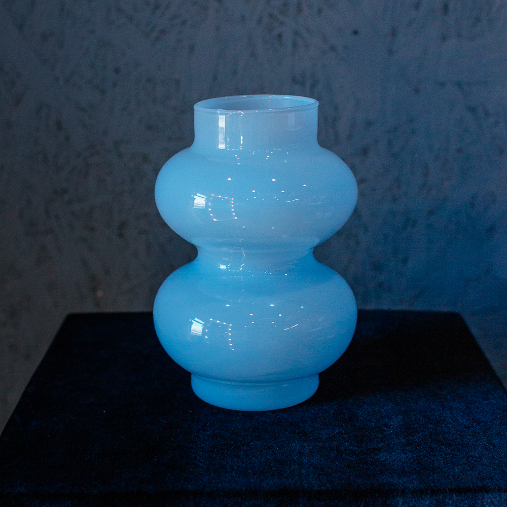 11. Голубая матовая ваза необычной формы