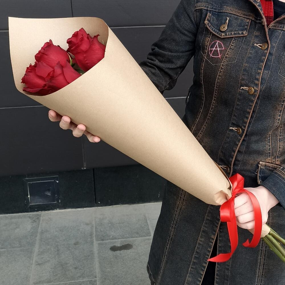 Букет из 5 красных роз, в крафте