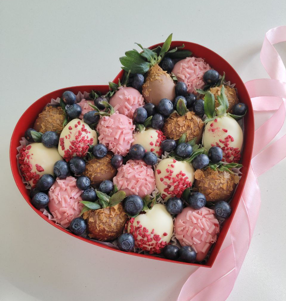 Сердце из клубники в шоколаде " Шоколадные Фантазии"