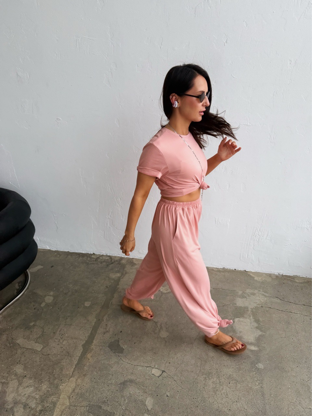 Костюм с силуэтной футболкой в нежно-розовом цвете