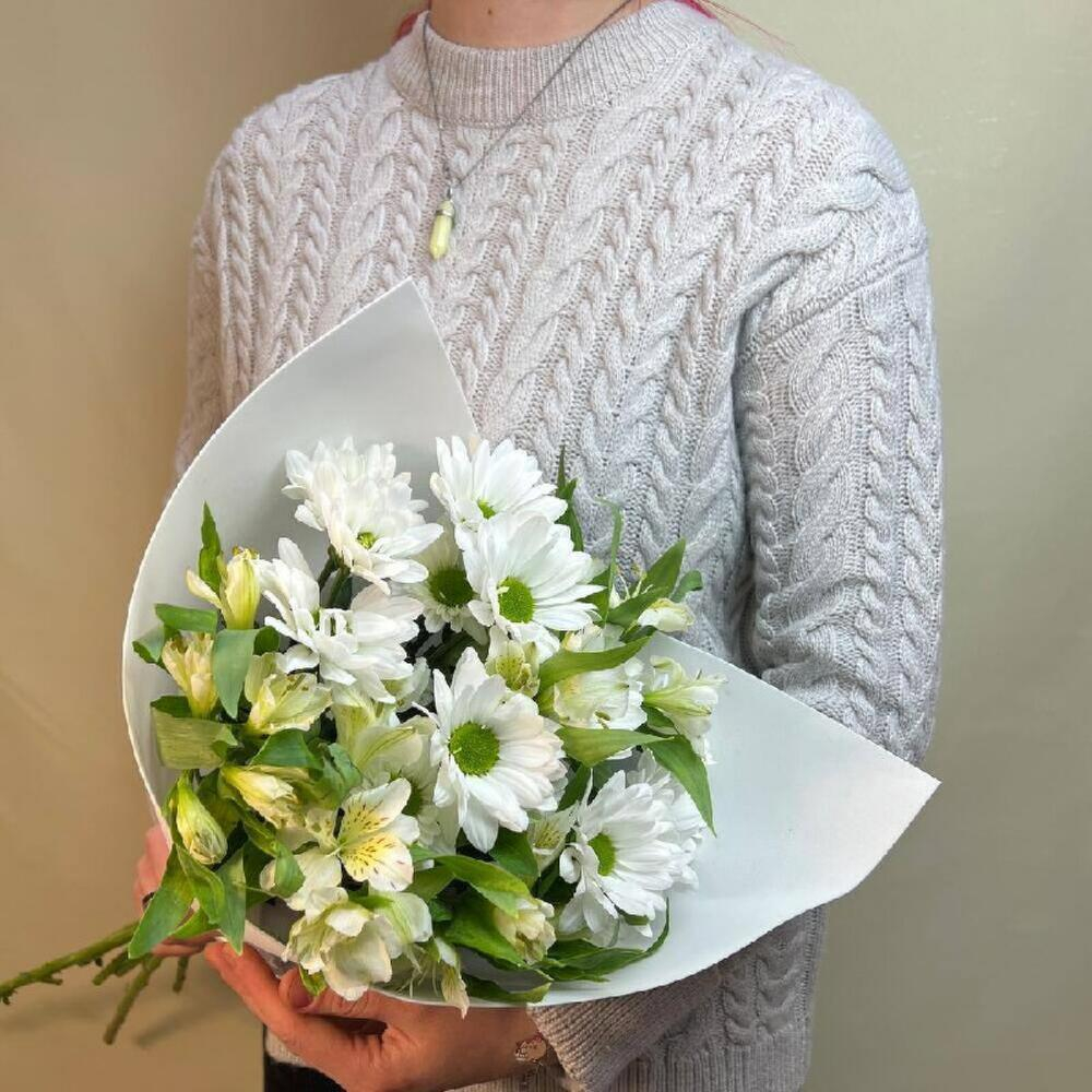 Маленький летний букет из кустовых хризантем ромашек и альстромерий в мягкой упаковке