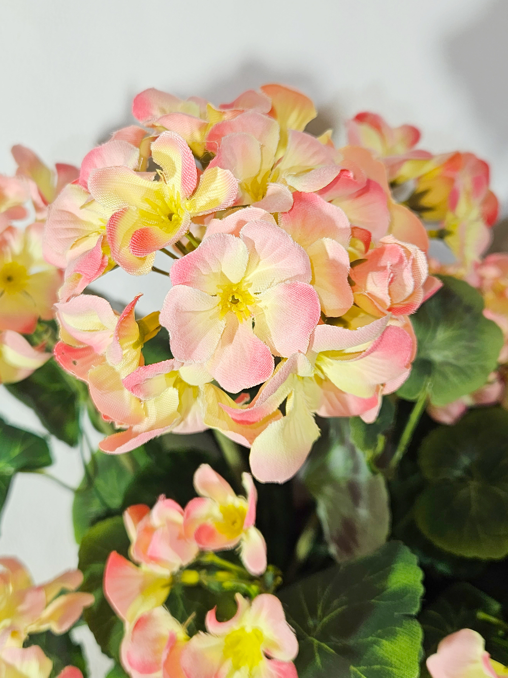 Искусственные цветы Герань персиковая 40см в балконном ящике