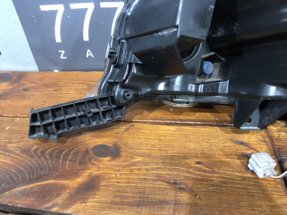 Фара правая Toyota Land Cruiser 200 15-21 Б/У Оригинал 8110560K12