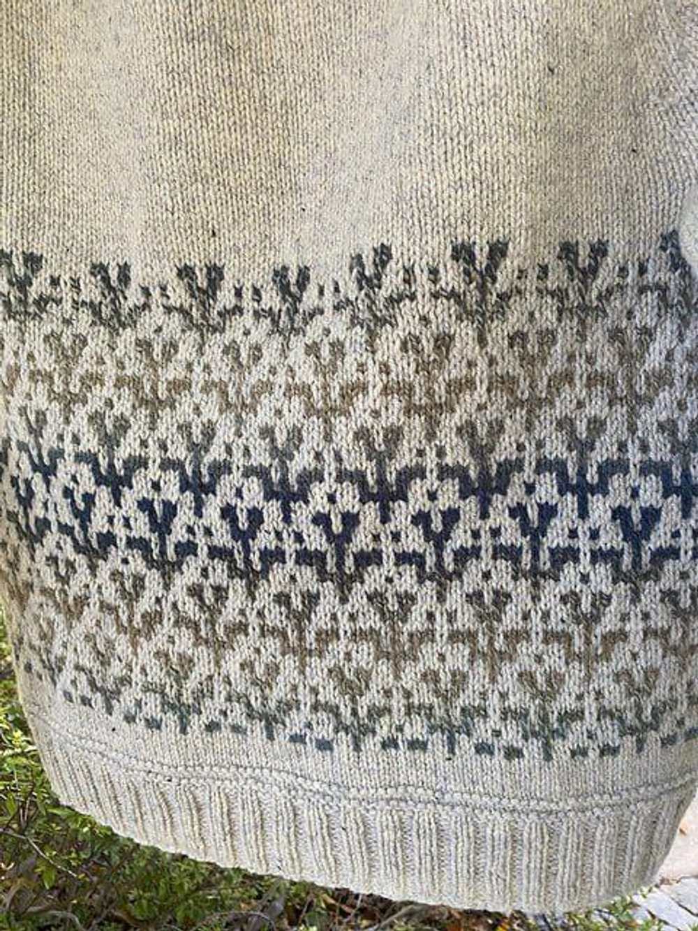 Описание по вязанию свитера спицами "Western Rose"