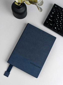 Ежедневник недатированный ESCALADA, А5, 160 л., арт. 70656/ 15 ПИКЕ МАКРО СИНИЙ (кожзам: 146x211 мм, мягкий переплёт, запаянный край, материал обложки: искусственная кожа "Виннер", искусственная кожа "Пике макро"; способ крепления блока: ниткошвейный