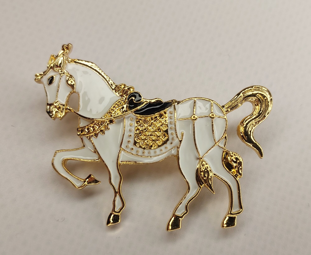 Брошка "Белая лошадь лошадка ". Женская брошь,украшение.Подарок на новый год. Символ года