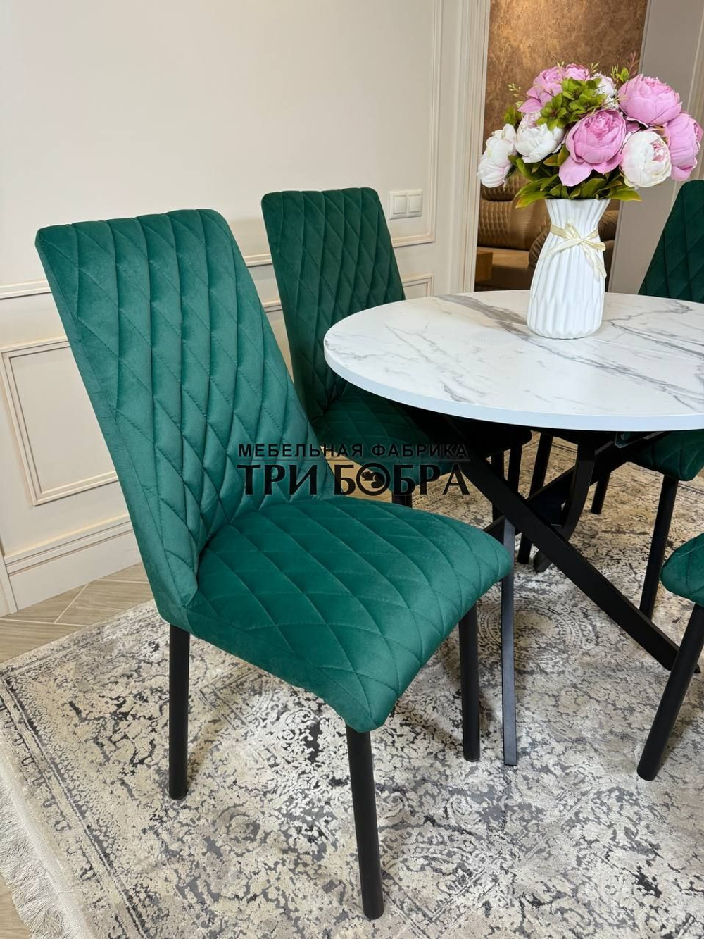 Круглый раздвижной стол "Лофт", итальянский мрамор и стулья "Бентли" изумруд