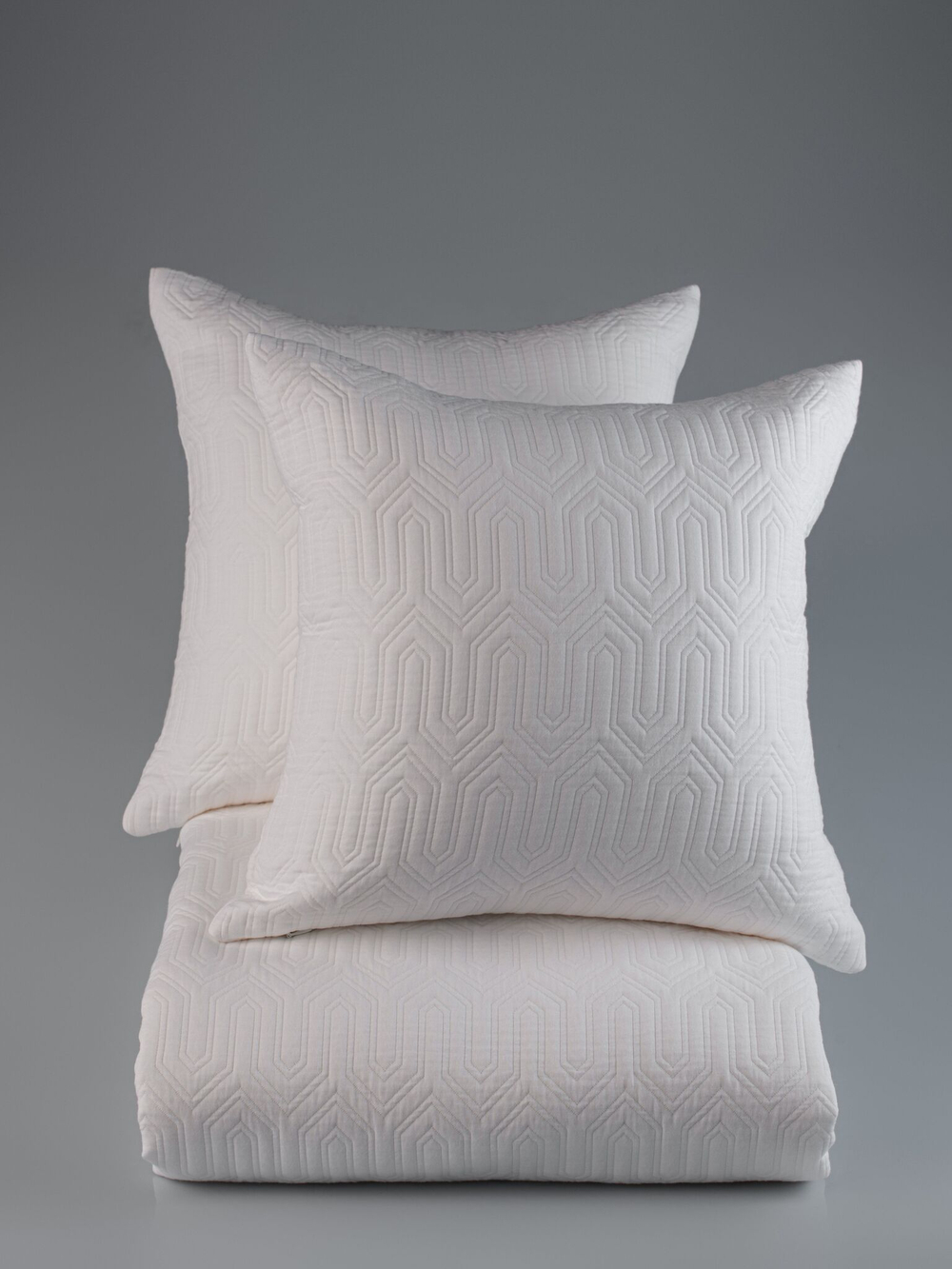 Покрывало 260х280 и 2 декоративные подушки 45х45 Claire Batiste Klee Greg белые