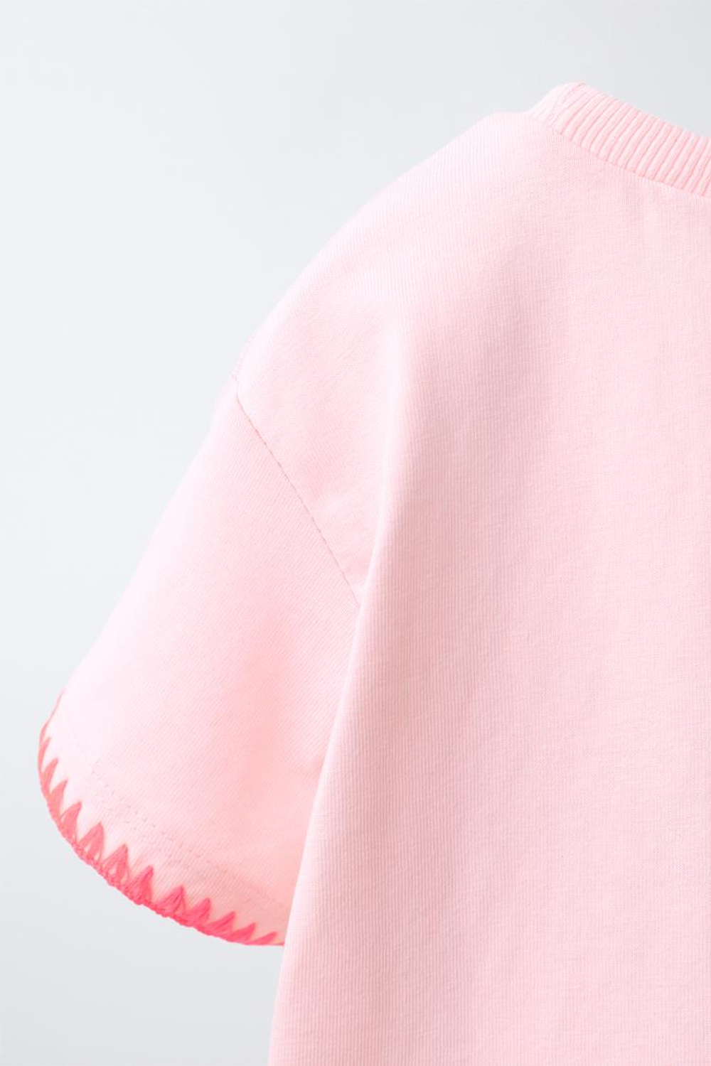 ZARA ФУТБОЛКА С ВЫШИВКОЙ, РОЗОВЫЙ