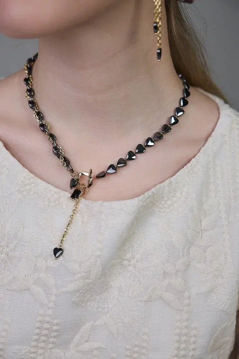 Колье "Амора" из гематита с черным цирконом, оттенок золото