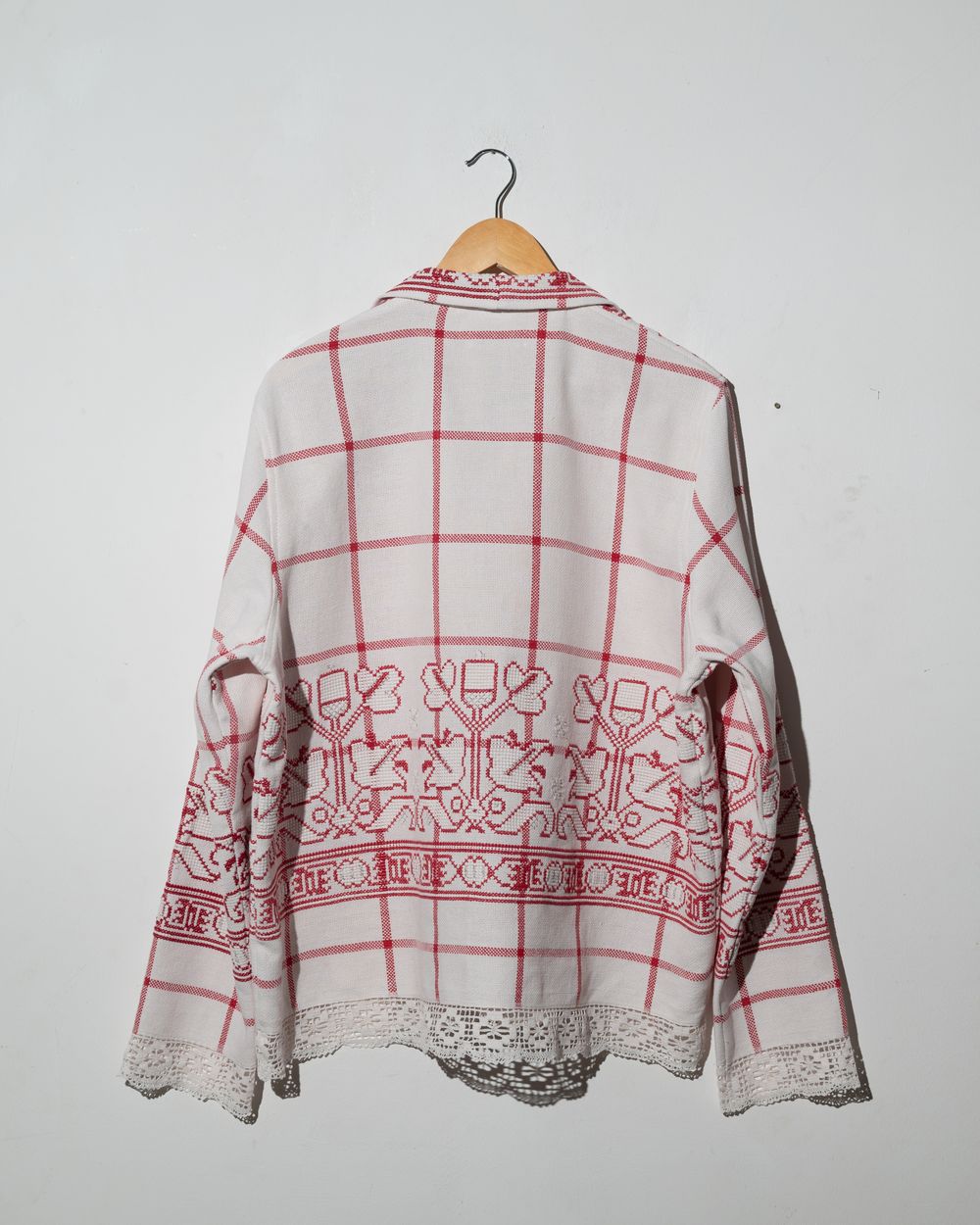 Рубашка Soeurs с Ярко-Красной Вышивкой белая