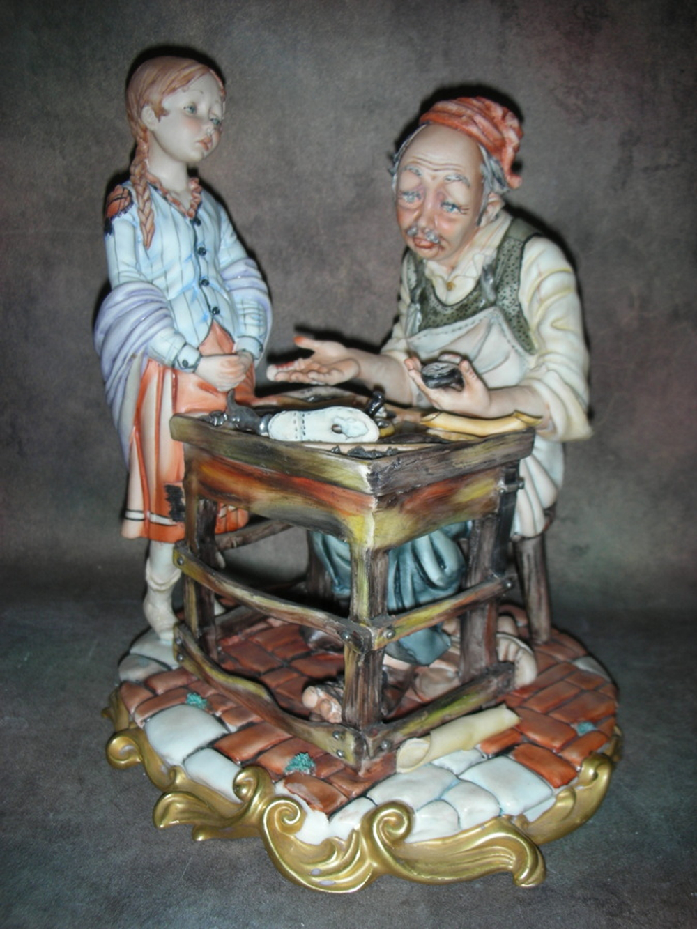 Статуэтка. Фарфор. У Сапожника. Capodimonte. Италия