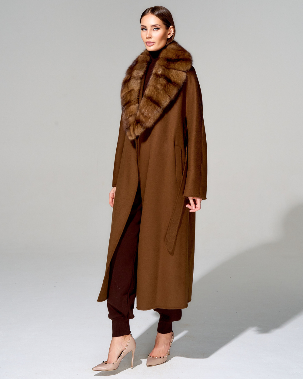 Пальто с меховой отделкой